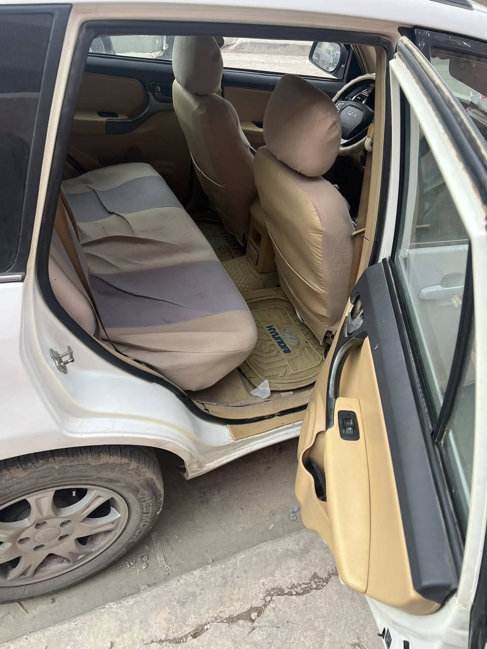 السلام عليكم شيري تيكو 2014 كير ميكانيك سياره مكفوله بيها بس بوارد وتكحيل بسيط سياره ماشيه 120 وقبل شهر جفتت محرك خير من الله ثاني تبدليه دهن للمحرك. سياره نشطه وحلوه حداديتها تعبانه عارضها ب72 وبيها مجال بسيط مكاني بغداد حي الجهاد راعيها موجود ويحول شوكت مانريد هو اصلا يريد يحول جماعه ال65 لاتخابروني هذا سوك كلشي بي 
رقمي ***********
ومتواجد عالفيس
