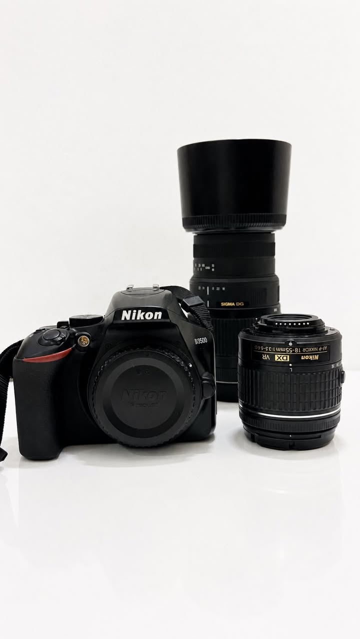 للبيع كاميرا Nikon D3500 بحالة ممتازة جداً، استخدام شخصي.
📸 مواصفات الكاميرا:
- دقة 24.2 ميكابكسل
- تصوير فيديو Full HD 1080p
- تصوير متتابع بسرعة 5 صور بالثانية
- بطارية قوية جداً

📊 عدد اللقطات (Shutter Count):
26257 لقطة فقط , جيدة جداً . 

📦 الملحقات:
- عدسة Nikon 18-55mm
- عدسة Sigma 70-300mm
- شنطة Nikon أصلية
- حزام حمل Nikon
- كارت ذاكرة 16GB
- كارت ذاكرة 64GB
- قارئ بطاقات ذاكرة (Card Reader) يدعم iPhone و USB-C و USB
- بطارية وشاحن اصلية

النظافة : 95% 🟢

الكاميرا جاهزة للاستخدام مباشرة ومناسبة للمبتدئين والمحترفين وهواة التصوير.

السعر: ( 400 الف وبيها مجال )
المكان : بابل الهاشمية 
رقم الهاتف : ***********
للاستفسار مراسلة خاص
