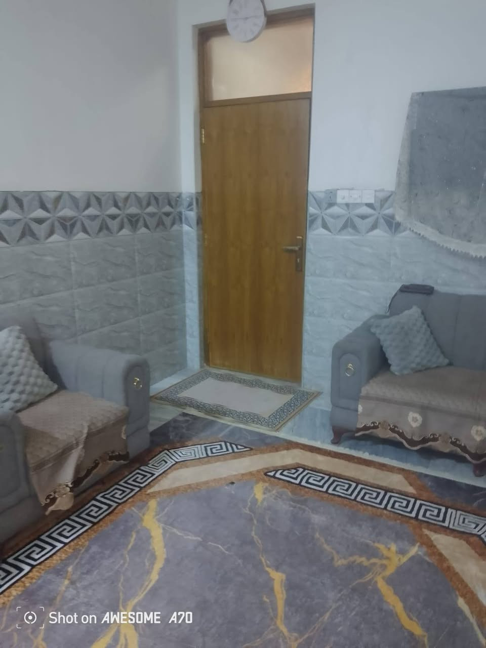 سلام عليكم ورحمة الله وبركاتة بيت درجة اولى ( سند طابو صرف بسمي) مشتقله   على ايدي قريب جامع كبيسي قريب عله شارع الشهداء البياع  قريب على 5مدارس وعلى مركز شرطه  مستوصف  بناء حديث سنة 22درجه. صاله حولي قرفه نوم  مطبخ حار بارد هاي جوه  البيت طابقين  سعره 195 وبي مجال الشراي يتفضل ***********
