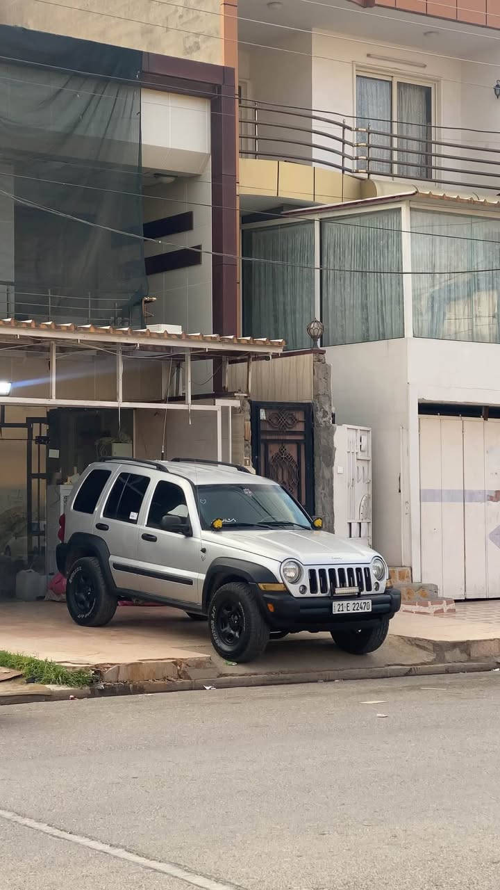 جیب لیبرتی ٢٠٠٧ 
بێ سبوغ بێ لێدران 
سەیارەکە لە رسم جوانترنەبوو بۆی مەییە 
١٨٩،٠٠٠رۆشتووە 
ناوەوە و دەرەوی لەسەر شەریکە ماوەتەوە 
جوار تاییەی مارکەو راقی تازە بۆ بەستراوە 
مەسروفی یەک دینار تیانییە. 
ژێرەوەی تازە تووندکراوەتەوە 
مەسروفی کامل بۆکراەە جوانکاری  کامل بۆکراوە 
گێر مەکینە ئەکسل دەبل ئەکسل کارەبای بەشەرت 
هەموو گیانی بەشەرتە . 
ژ.م*********** أربيل, العراق
