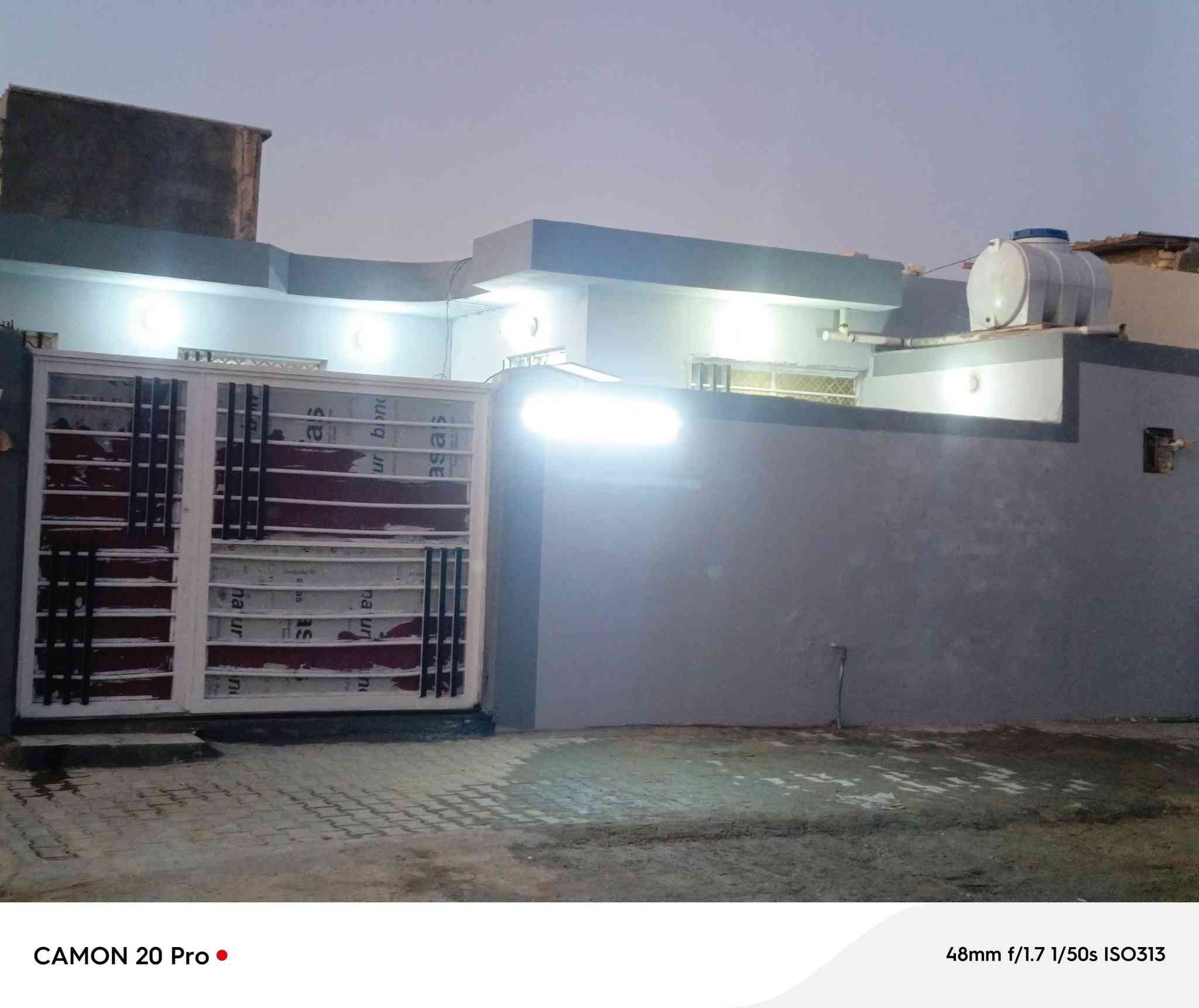 السلام عليكم 
دار للبيع المساحه 200م 
العنوان الكوفة شارع المعمل مقابل معمل باتا قريب على شارع 12 الدار يقع على شارع 8امتار 
الأساس والسقف كونكريت البناء طابوق درجه اولى 
ارضيه بورسلين وجدران سيراميك السطح كامل شغل درجه اولى يحتوي الدار على غرفتين 4×5 وصاله ومطبخ وصحيات داخليه وخارجية واستقبال 7×4 
السعر 70مليون وبي مجال 
للاستفسار ***********
