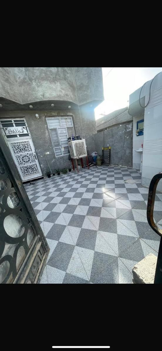 من رخصة الادمن
للبيع بيت مساحا 100 متر 
قرب الجسر الثالث بناء بلوك درجة اولى متكون من غرفة وصالة واستقبال  ومطبخ وحمام داخلي + تواليت خارجي للاستفسار ***********
السعر 51 مليون وبي مجال بسي
