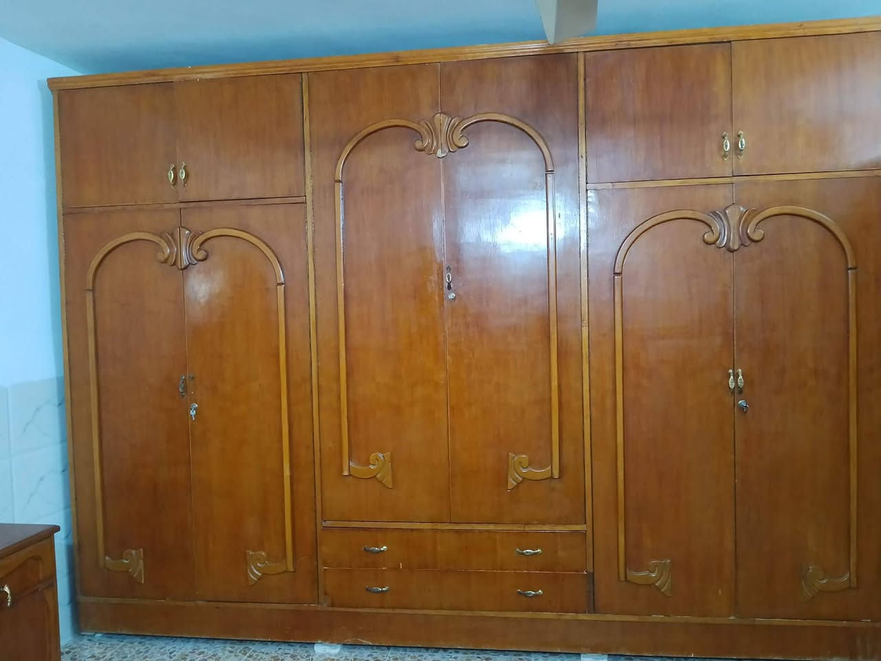 غرفه اخشاب للبيع السعر 700الانتصال ***********
