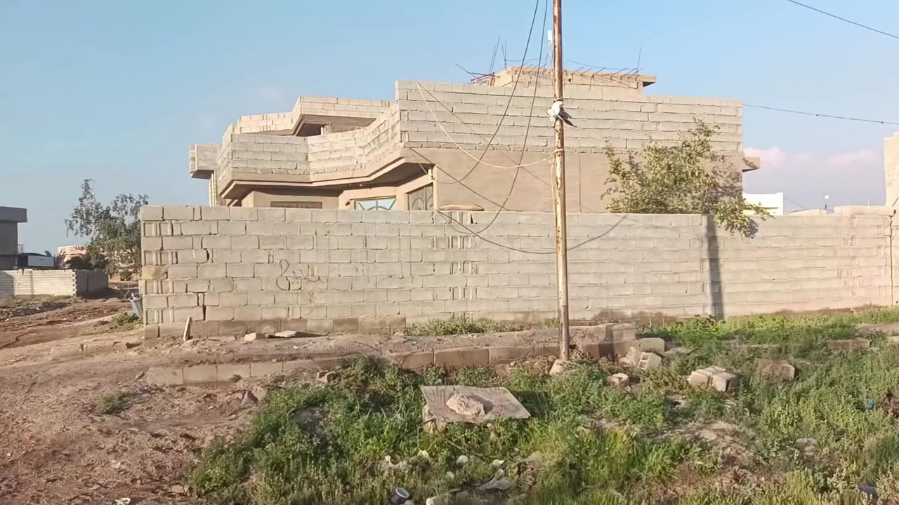 السلام عليكم يوجد لدينا منزل مساحة الفعلية ١٨٢متر بدون تجاوز المساحة السند ١٥٠متر موقع تجاري مقابيل ملعب سباعي يرهم كوفي و قاعة اللعاب فرصة استثمارية للاستفسار الاتصال على هذا الرقم ***********
