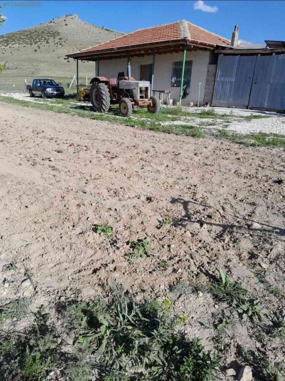 مزرعة للبيع في ولاية قونيا التركية 🇹🇷

* المساحة : 34,600m²
* منزل بمساحة 55m²🏡
* مخزن بمساحة 40m² ✅️
* 2 آبار مياه إرتوازية  خاصة 💧
* نظام التشغيل يعتمد بالكامل على الطاقة الشمسية✅️
* محاطة بسياج سلكي من 3 جوانب ✅️
* يوجد معدات زراعية ⚒️
* يوجد جرار زراعي 🚜
* مناسبة للتربية الحيوانية 🐑
* 20 دونم شجر جوز 🌳
* 10 دونم شجر كرز 🍒
* 4 دونم كرم عنب 🍇
* أشجار فواكه متنوعة بالأطراف 🌳

السعر : $260,000
للتواصل والاستفسار :
https://wa.me/+905387844779 👈
https://wa.me/+905383753788 👈
#مجموعة الواتس 👉🏻
https://chat.whatsapp.com/Bm7UUefJUxa9TyaYLgIK6V
telegram 👈
https://t.me/ruzilland


**إذا كنت صاحب هذا الإعلان وتريد حذفه لأي سبب، رجاءا أرسل رسالة إلى الدعم الفني**