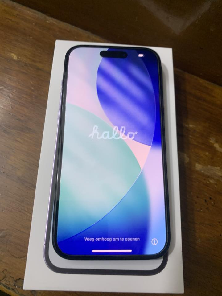 سلام عليكم ايفون 15 عادي ذاكره 128  بطاريته90 شريحة esim  يعني الكترونيه  نظافة 99‎%‎ مكفول سعره650 وبي مجال بسيط المكان بغداد 
***********
