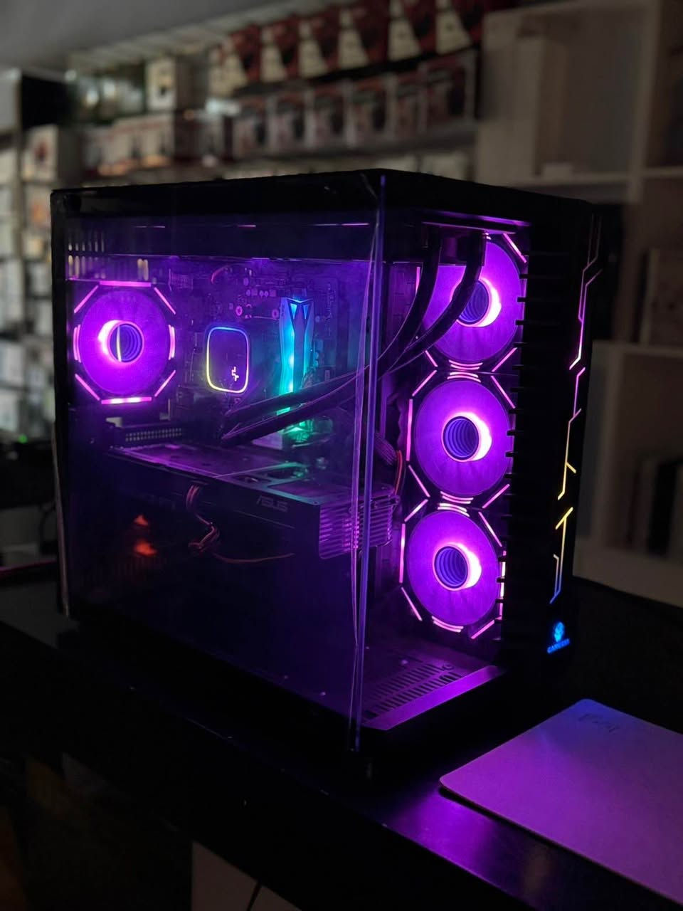 GPU:RTX 5060 Ti  3*fan asus
CPU :ryzn 5 5600x 
Hard :512 ssd m2 
RAM :16 GB xpg 3600mhz
PSU :600 w x power 
Bord : msi B450 m-A
Cooler :liquid  deep cool 360 mm 3 fan
Tower :gamekm 7*fan RGB

کەیسێکی زۆر بەهیز و زۆر جوان کەیسەکە وەک و نوێ وایە 
زەمانی ٣ مانگی هەموو پارچەکانی ماوە 
نرخی ملیۆن و ٤٠٠ هەزار ($٩٦٥)
گەیاندن بۆ هەموو شوینیک هەیە 
***********
*********** أربيل, العراق
