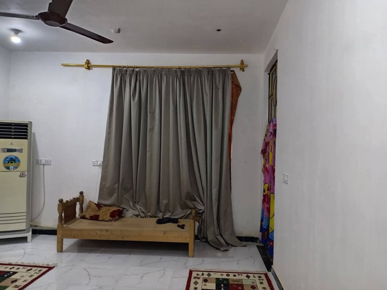 دار للبيع حي الحكيم مساحته ٢٠٠ متر غرفتين نوم وهول استقبال مطبخ بشارع اسواق البركه يبعدن عني الشارع 150 متر الاتصال واتساب ***********
