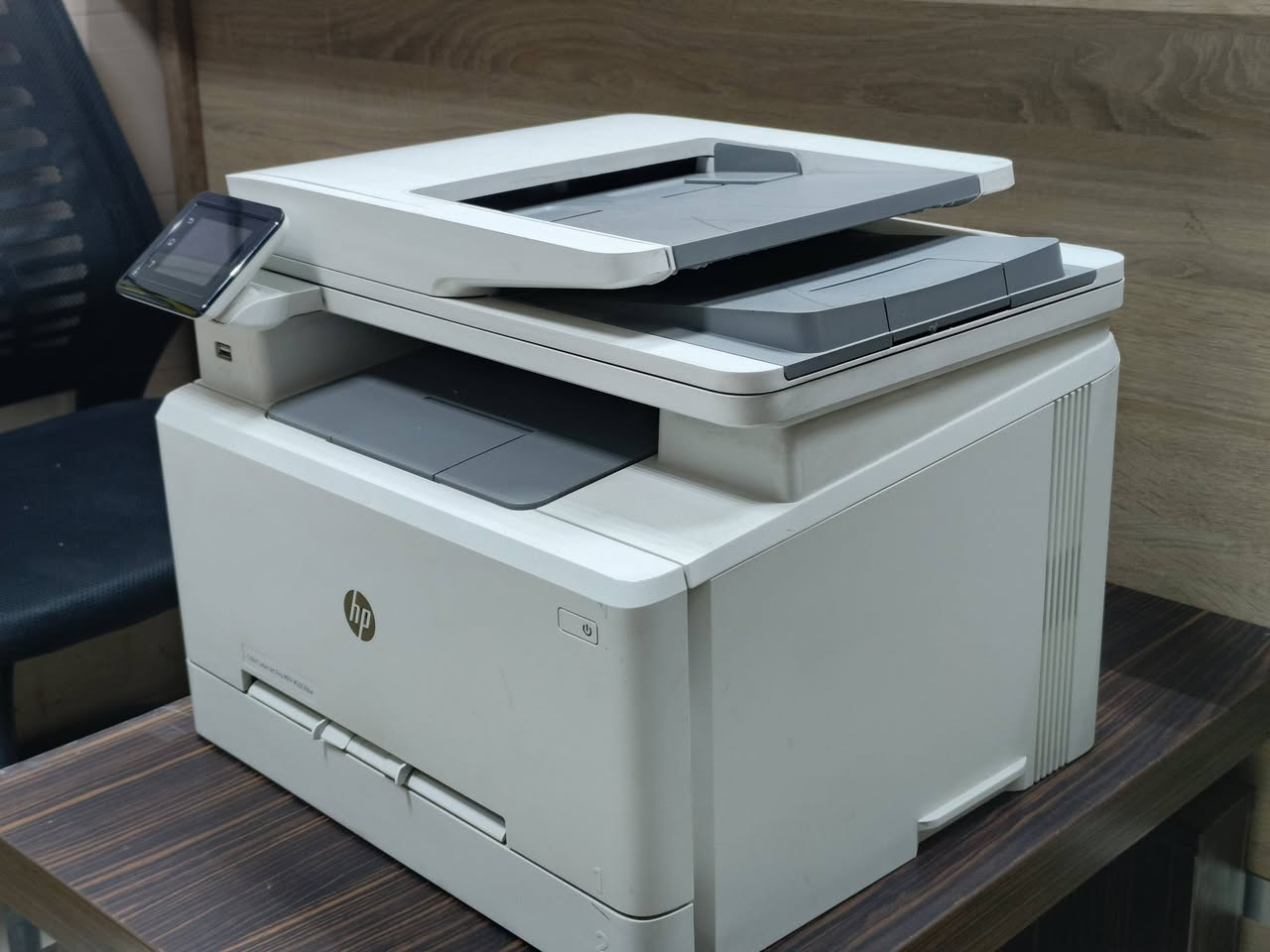 طابعة hp  موديل laser jet pro MFP M477 ليزري ملون مستعمل بحالة ممتازة سعر الحبر 65 الف تطبع 2000 نسخه نوع باودر سرعة الطباعة 28 ورقة بالدقيقة طباعة وجهين دوبلكس تحتوي Wifi يمكن ربطها على الموبايل وتابليت ولابتوب كما تحتوي على فيدر لطباعة الملازم ومجموعة اوراق بامر واحد ويمكن استخدامه في الارشفة الالكترونية اسكنر واستنساخ وطباعة مع وجود مداخل USB فلاش وشاشة ملون لسهولة الاستخدام سعر الطابعة 🚦 275 الف🚦مع كيبل كومبيوتر وكيبل كهرباء وقرص تعريف وسيت حبر جديد للطلب *********** /*********** يوجد توصيل لجميع المحافظات ملاحظة نسبة نظافة الجهاز 90 ٪ضمان تشغيل وفحص....
طابعة hp موديل laser jet pro MFP m283dw ليزرية ملون مستعمل بحالة ممتازة سعر الحبر 65 الف تطبع 2000 نسخه نوع باودر سرعة الطباعة 28 ورقة بالدقيقة طباعة وجهين دوبلكس تحتوي Wifi يمكن ربطها على الموبايل وتابليت ولابتوب كما تحتوي على فيدر لطباعة الملازم ومجموعة اوراق بامر واحد ويمكن استخدامه في الارشفة الالكترونية اسكنر واستنساخ وطباعة مع وجود مداخل USB فلاش وشاشة ملون لسهولة الاستخدام سعر الطابعة 🚦 250 الف🚦مع كيبل كومبيوتر وكيبل كهرباء وقرص تعريف وسيت حبر جديد للطلب *********** /*********** يوجد توصيل لجميع المحافظات ملاحظة نسبة نظافة الجهاز 90 ٪ضمان تشغيل وفحص....
#طابعتي
#الصفوة
