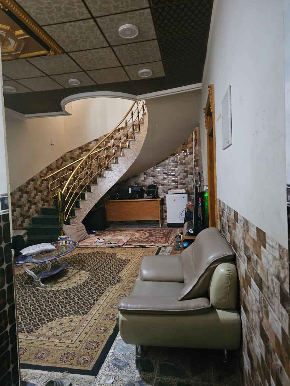 مشتمل البيع حي الشهداء بل بداية خلف مطعم المندي شارع ١٥م طابقين طابق الأول صاله ومطبخ ستقبال كراج مجموعة صحيات طابق الثاني غرفتين وصاله وصحيات البيت ركن الواجهة ١١م النزال ١٢م المساحه الكليه ١٣٢م للستفسار اتصل ***********
