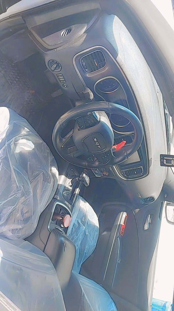 جارجر مديل ١٦ محرك ٥٧٠٠ لون ابيض صبغ جاملغ خلفي كدشبر فقط بدون ايرباك السيارة جديدة بمعنه الكلمه مناقصها برغي كلشي جديد بلسيارة ماشيه ١٢٥كيلو رقم سليمانيه سنويه جديدة.      ***********
