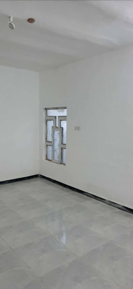 دار للبيع
تفاصيل الدار: 
مساحة الدار مئة متر الاساس كونكريت السقف عكاده 
يحتوي الدار على غرفة وصاله ومطبخ صحيات داخلية وخارجية واستقبال هيكل 
العنوان: شارع الحوزه في نهايه شارع 12
السعر: واحد وعشرون مليون وهناك مجال للتفاوض بالسعر 
للتفاصيل اكثر والتواصل على: ***********
