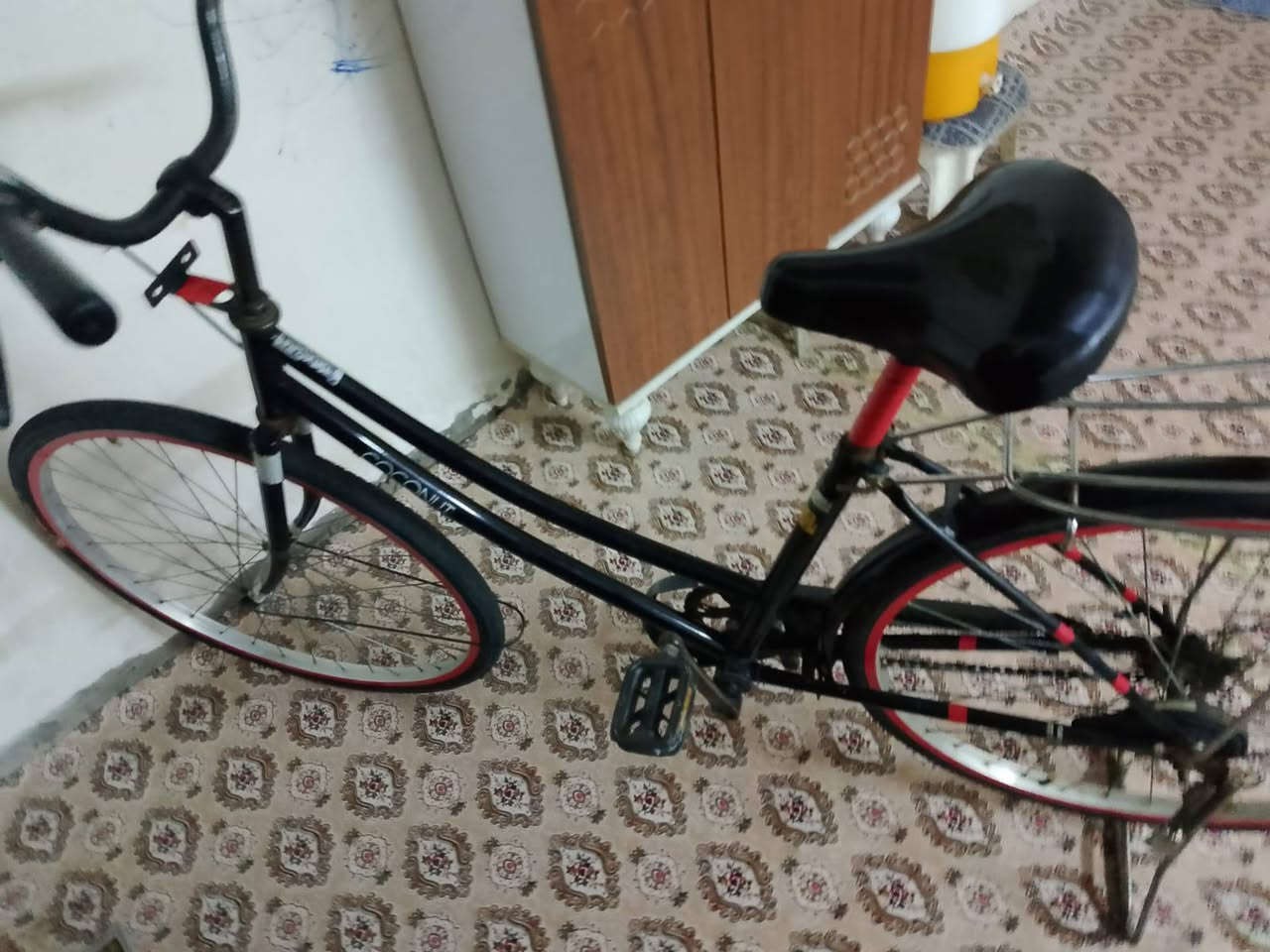 سلام عليكم بيسكل سياحي 26 شركته سانتوس مديل 16 بيسكل حلو ما ناقصه شي اي عطل مابي احله من الصور الصور ضالمته  نضافه 90 /100 غراضه كامله مكاني بصره السعر 80 وبي مجال رقم ***********
