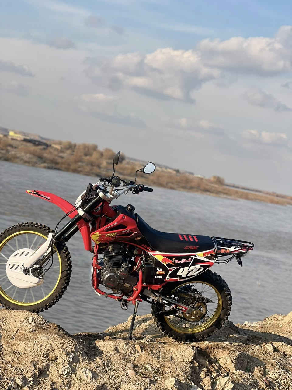 السلام وعليكم 
قفاز سي آر اكس 
موديل ٢٥
حجم المحرك ٢٥٠
دشبول كترون
وياله وتايرات جدد موضح بل صور 
مستخدم شي قليل بعدو وضع شركه 
السعر مليون و ٢٥٠ قفل 
المكان گوير مخمور 
اتصل ***********
