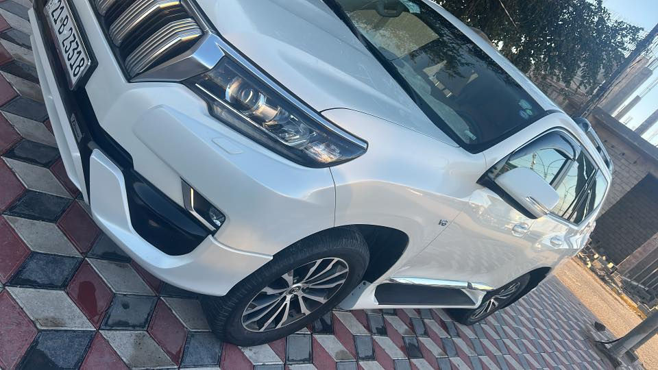 للبيع فقط. برادو موديل 22. سبعينيه ماشيه. 124. كليو حقيقيي كفاله عامه عدا رصعه موضحه في فيديو. فول موصفات. جلد. داخل جوزي اسود ***********.  السعر. 450 ورقه بيها مجال
