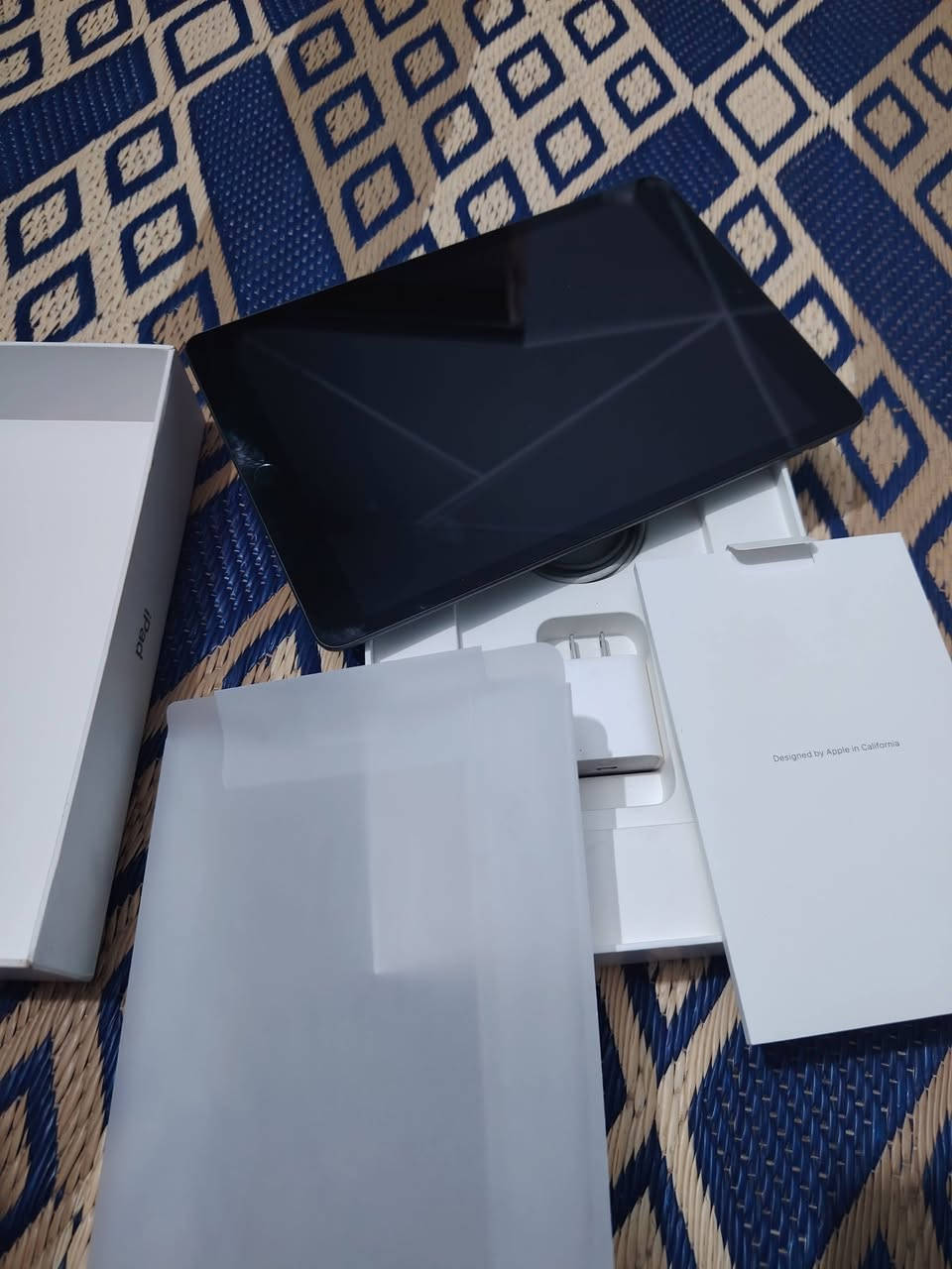 السلام عليكم ايباد ٩ للبيع اخو الجديد 
ذاكرته ٦٤
سعره ٢٤٠
اتصال ***********
