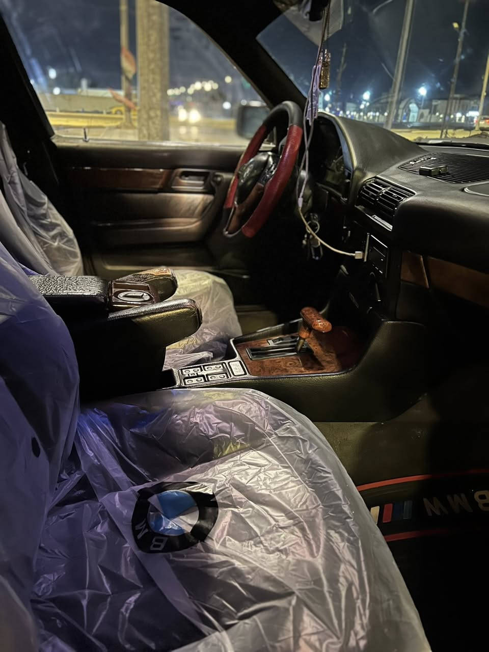 السلام عليكم   
للبيع BMW.      موديل 1993
حجم 530.       V8 سلندر 
وارد (يابان).    تدفئه تبريد شغال
 كشن كهربائي.  كير اوتوماتيك 
كهربائيات كلهاا شغاله ….. صدر جديد 
ملاحظه ( صبغ عام فقط جماليه ) بدون اي حادث 
رقم بغداد  تحويل ثاني يوم
الاتصال ***********
((السعرر اتصل ودلل )).         //المكان واسط مركز المدينه//
