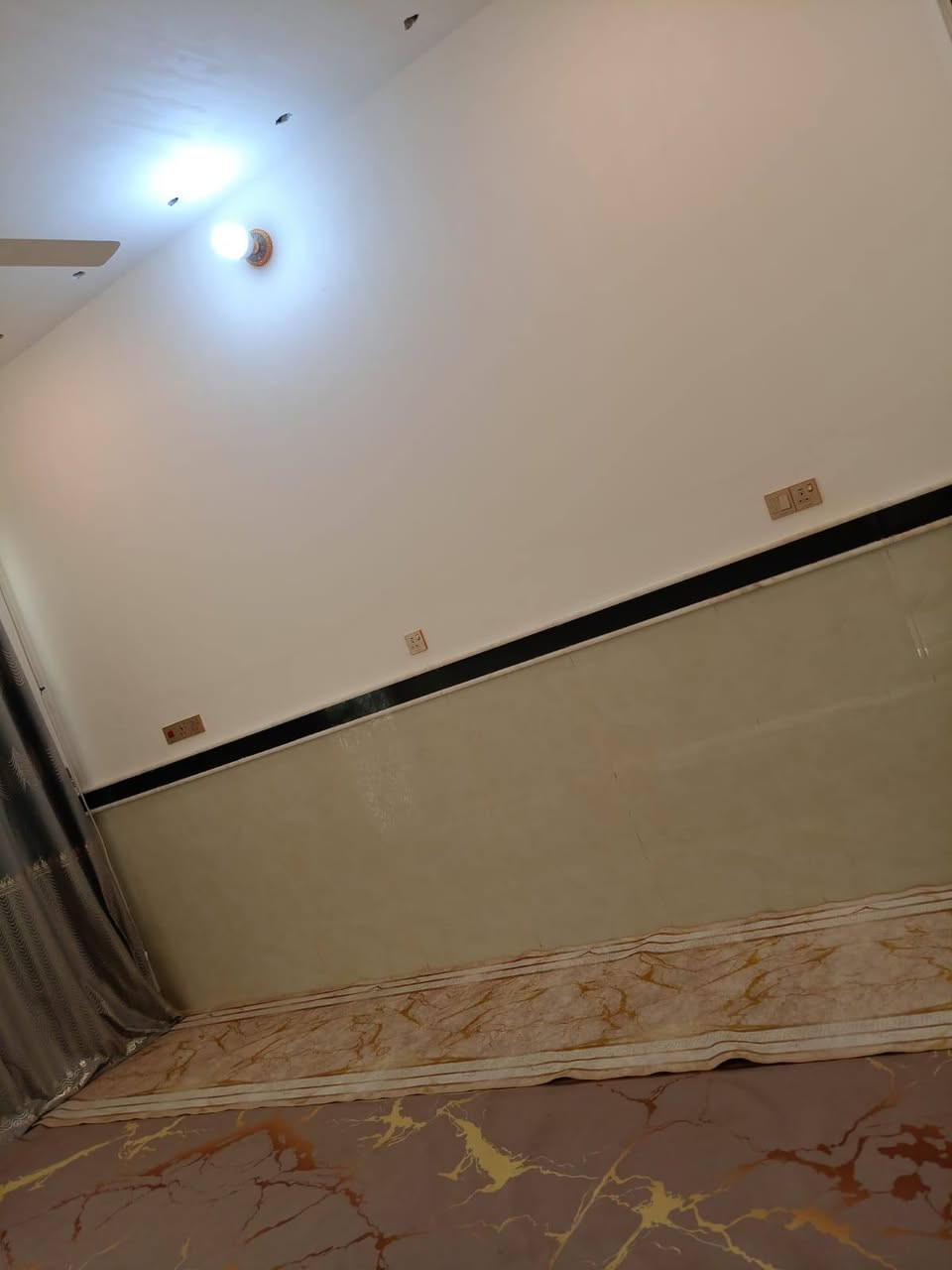 دار البيع مساحه 100متر نهاوند قرب البطاقه الوطنيه / ***********
