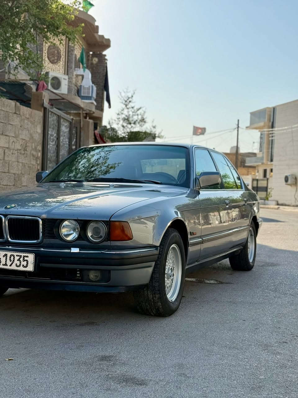 السلام عليكم للبيع بي ام  740i
موديل 1992 السيارة اصل
السيارة بلادي خير من الله 
تبريد شغل ثلج 
السيارة كهربائيات كاملة 
السيارة جديدة بمعنى الكلمة 
محرك كير كفالة من كلشي 
رقم بغداد دولي جديد 
تحويل ثاني يوم 
مكاني واسط_ العزيزية 
***********.
السعر 80 وبيها مجال
