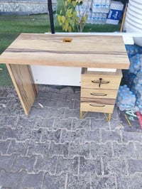 2 مجمدات بطحيه  + ميز مكتبي +2 كراسي جلد +2 بلاستك + عارضه طرشي أو  بر...