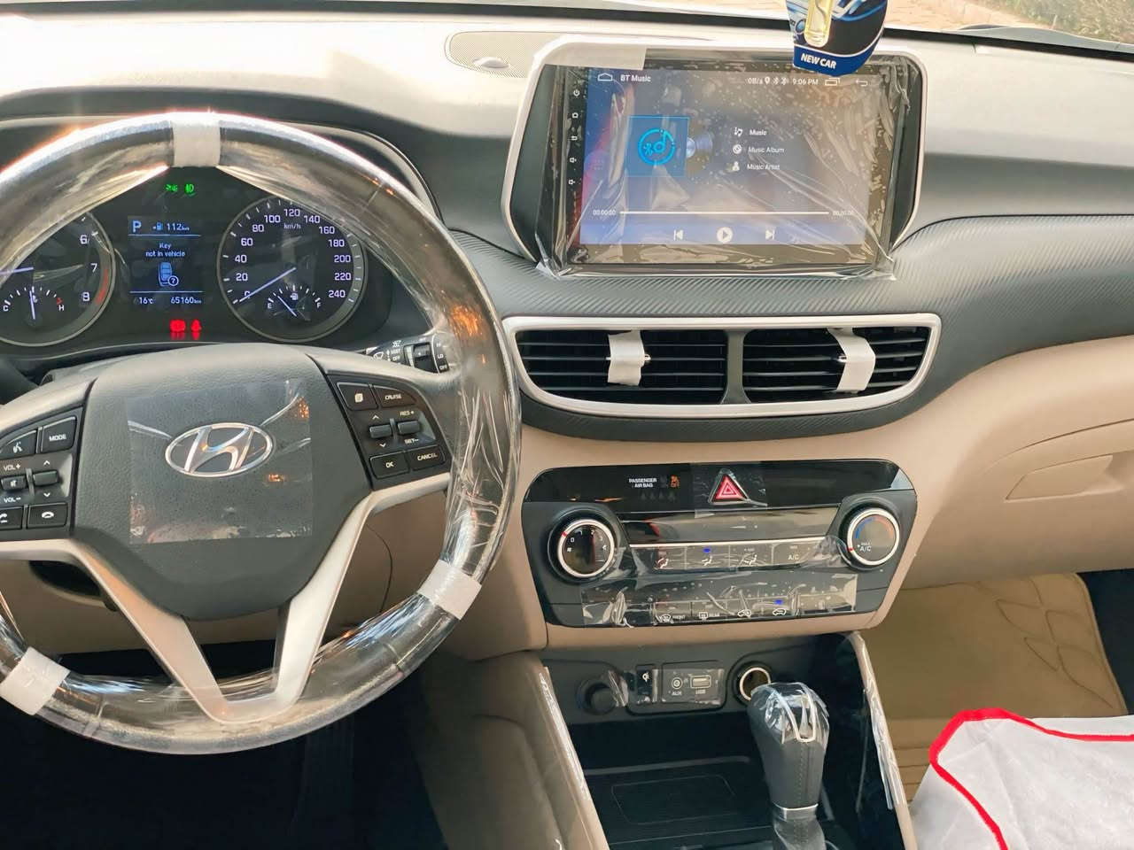 بي بوياخ بي سارد له سه ر ده قي شه ريكه ماوه ته وه  كامل سيرڤس كراوه 
گير مه كينه كاره باي به شه رت 
به ناوي خومه وه 
***********
يه ك ده سته سه ياره كه  هه موو گياني له سه ر ده قي شه ريكه ماوه ته وه شربازهير, السليمانية
