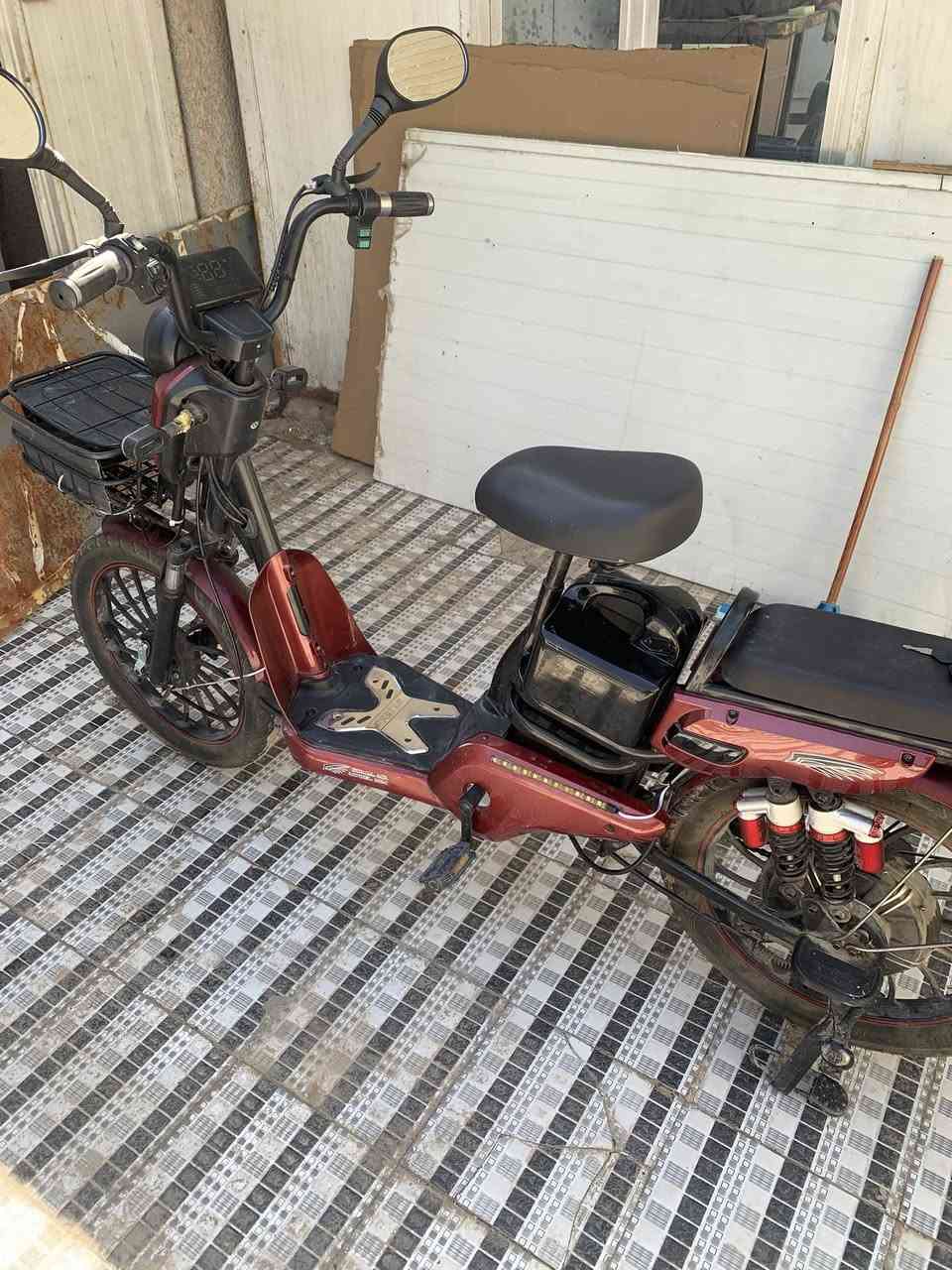 السلام عليكم دراجه شحن للبيع دراجه مال موضف ع كد دوام ويرجع يضمها جديده دراجه ما بيها اي نقص بس بطاريه وحده مبدله 
عنوان حي اور 600
***********
سعر 350بيها مجال قليل👌🏻
