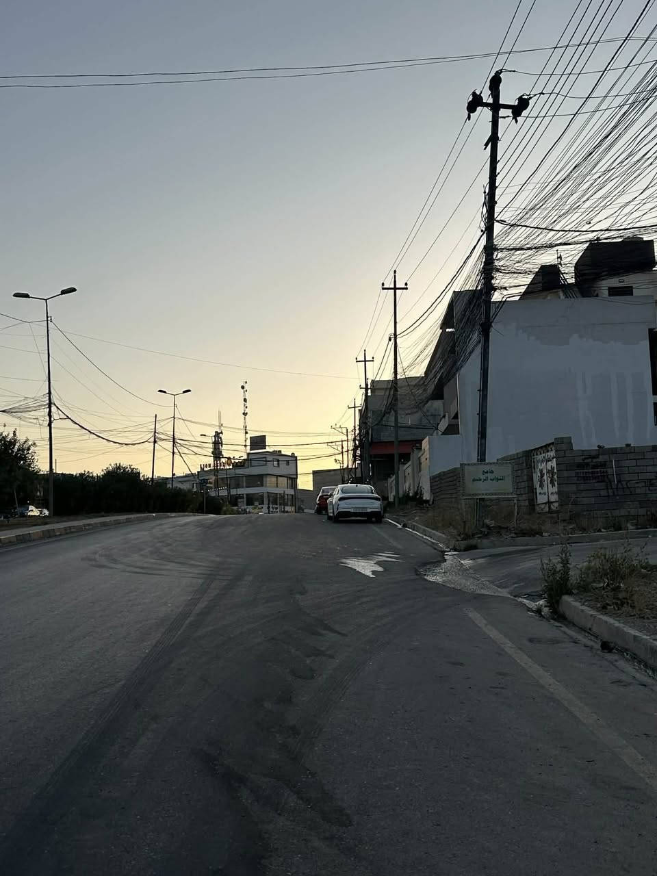 ارض للبيع مزارع الحدباء فول خدمات شرط البناء والمنطقه مبنيه بالكامل الارض حتى وصل بيها مساحه 105 واجه 7 وربع قريبه من شارع تفاصيل اكثر اتصل ***********
