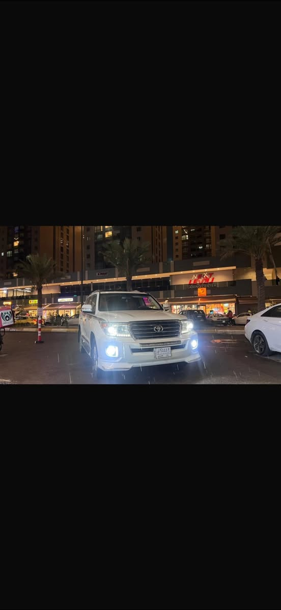 P السلام عليكم 
 
للبيع لاندكروز GXR 
الموديل 2014 
رقم بغداد 
السعر 385$ بيها مجال بسيط  
مكفوله من الصبغ والتبديل 
بيها فقط بارد 4 اصابع 
المواصفات : 
سلايت ، كشنات جلد قرميدي ، مري شفط ، مري قلاب ويه البك ، حساس امامي خلفي ، كشنات كهرباء ، زراكات لايت ، ترحيب، 

تخم تاير دنلوب جديد 
صدر وحداديه جديد 
السياره جاهزه من كلشي 
 
مكانها حي الجهاد 
للاستفسار ***********
