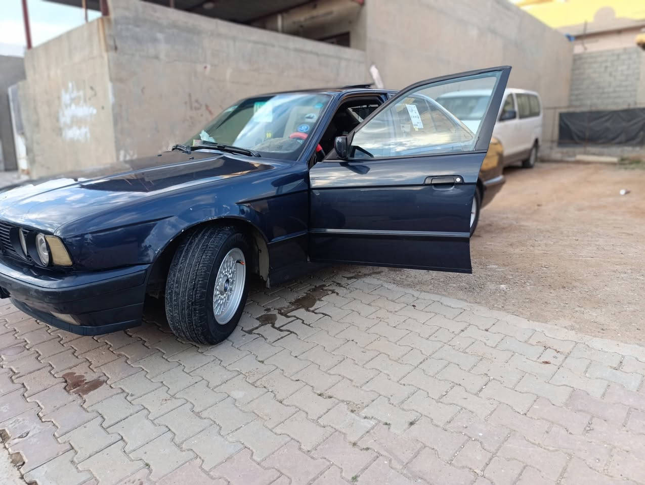 سلام عليكم 
للبيع BMW 520 لون نيلي 
گير عادي فتحه سقف و جام كهربائي كشنات جلد گير محرك كهربائيات كلها بشرط منظومه زنون صدر امامي خلفي كلها بشرط 4 تايرات جديدة ويل خليه جديد رقم سليمانيه رقم و السنويه جديده لحد 2029 السيارة جاهزة صبغ جماليه 
السعر 58 وبي مجال مكاني كركوك 
*********** واتساب 
***********

