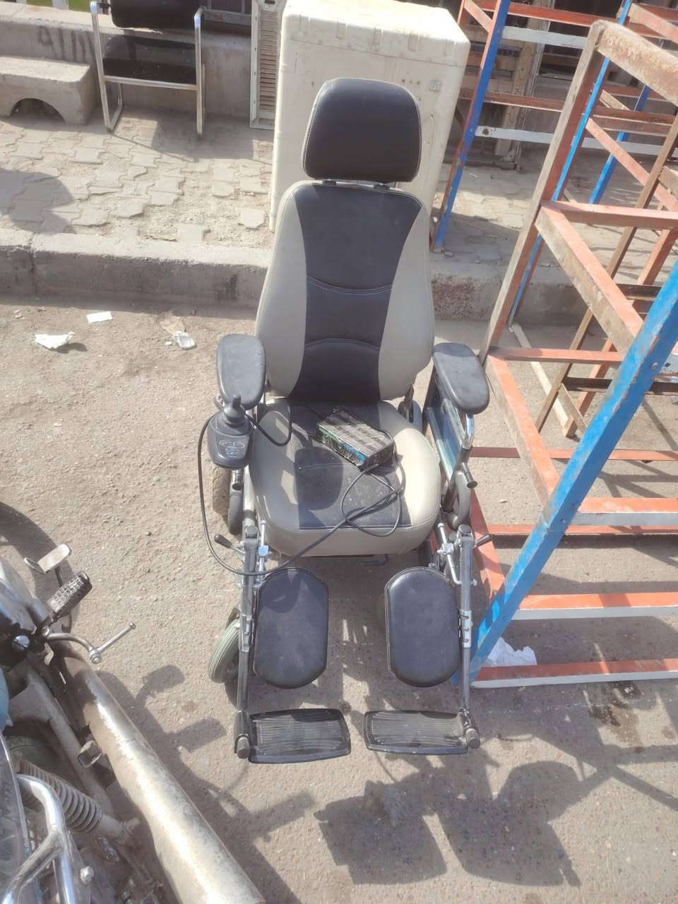 السلام عليكم عندي هاي العربانه شغاله مابيه اي ضرر للاستفسار الاتصال على الرقم ‏‏‪0770 788 3877‬‏
