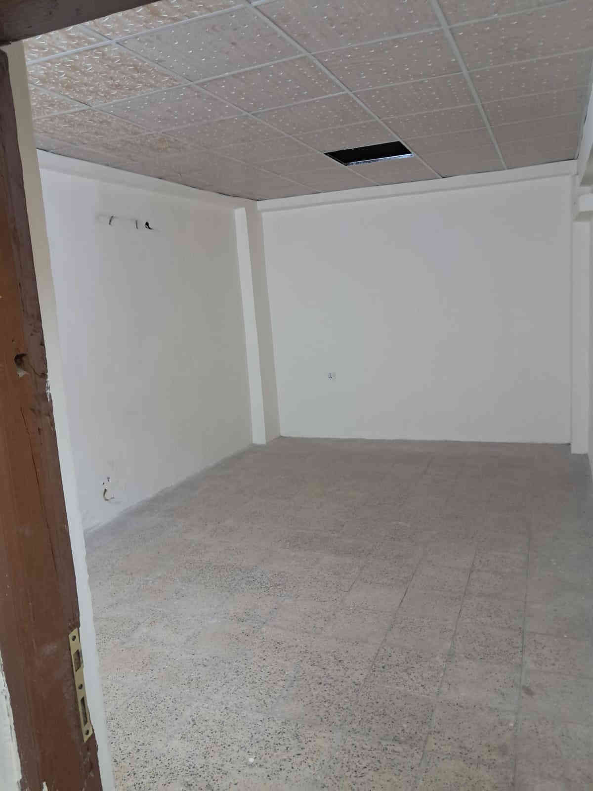 بنايه للايجار في الدورة ابو دشير الشارع العام  شقق تصلح مكاتب او عيادات او معهد تدريس طلاب غرف كبيره مع صحيات 
محل كبير للايجار بطول ٤×٢٠ للتواصل ***********
