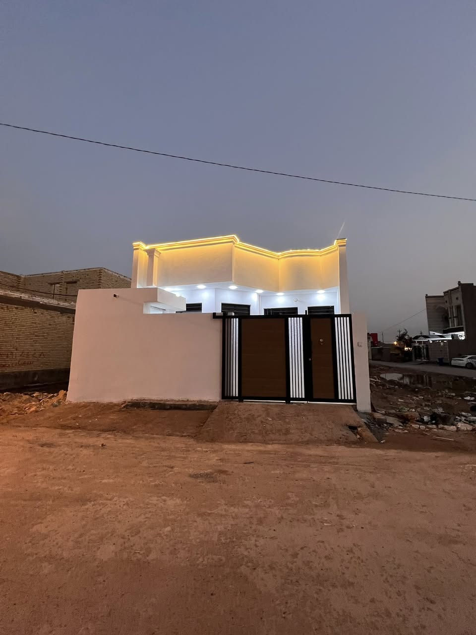 بسم الله الرحمن الرحيم 

يعلن مكتب الجزيره للعقار
عن دار للبيع 

في الأنبار فلوجة الجغيفي الثاني قرب جامع صفوى الرحمن 

مساحة 150م واجهة 7.5 والنزال 20م
بناء 2026
بناء طابوك بيت فول واحد علا واحد 
صنف العقار طابو زراعي سند 25 ارض بچر
مناقصة شي بكد الأبرة
البيت متكون من طابق واحد فقط
يحتوي علا كراج سيارة
مطبخ ستقبال صاله غرفتين نوم 
مناور ثنين وفوك فقط بيتونة كبيرة
ارضية بورسلين اصلي 
أبواب  الداخلية تركية قاصة شي راقي 
والآبواب الخارجية شي راقي ونازك 
مسلح نضام كامرات كامل بس تشد كامرات انته
كهربا وطنية مولد جاهز 
شارع 10 متر تبليط مربع الذهبي البيت 
البيت بصف الركن علا اربع شوارع وقريب علا شارع العام السايدين

اي ستفسار الأتصال علا الأرقام 
***********
***********
