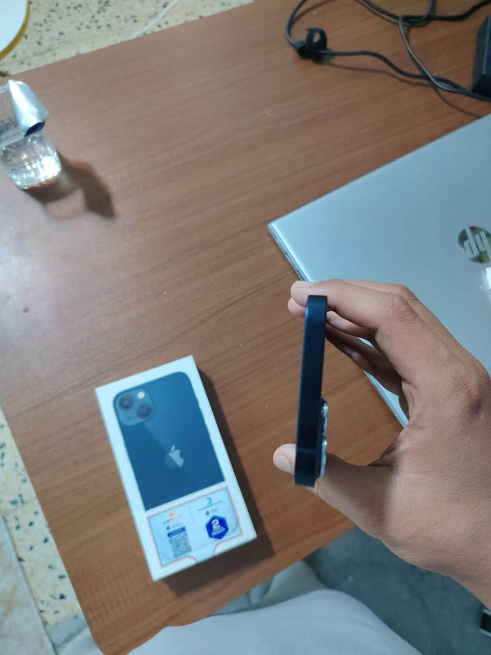 سلام عليكم ايفون 13 عادي للبيع اخو الجديد كامل ملحقات عربي شرق اوسط بعده داخل بالضمان ذاكره 128 مكفول كفاله عامه مكفول حتى من الشخط بطاريه 94 مكفول من الصيانه ومداخل تصليح خاص مفتوح واتساب موجود ***********
