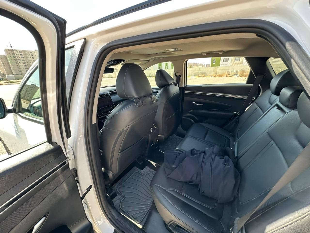 السلام عليكم للبيع فقط 
هونداي توسان موديل 2024 
وارد امريكي رقم بغداد دولي تحويل مباشر 
حادث سطحي تبديل بنيد وجاملغ بدون صبغ نفس اللون وبارد بأخر  القماره (بدون ايرباك)
السياره مواصفات SEL 
فتحه 
بصمه عداد(27000)كيلو متر
رادارات جانبي وامامي 
جلد (السعر190)
وبعد بيها هواي مواصفات 
مكان السياره بغداد /بسمايه 
للاستفسار /***********
