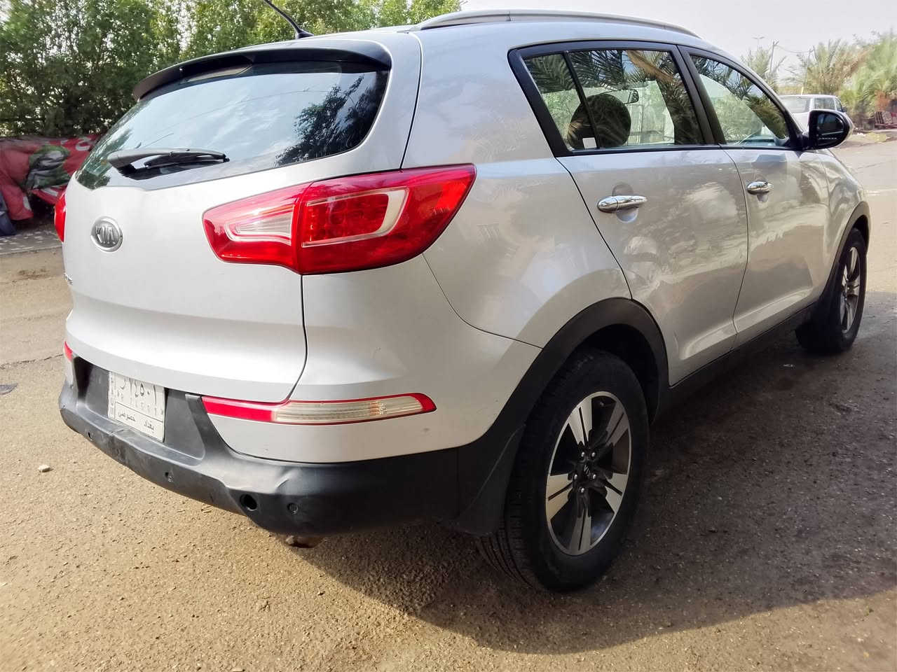 ياالله كيا سبورتج موديل 2012 بيها ثلاث قطع صبغ بدون دواخل خليجي بدون اي حادث.    مكينه 2400 دوش صدر وتبريد ومكينه كفالة سنويه جديد تحويل السعر 128 وبيها مجال مكاني بغداد ***********
