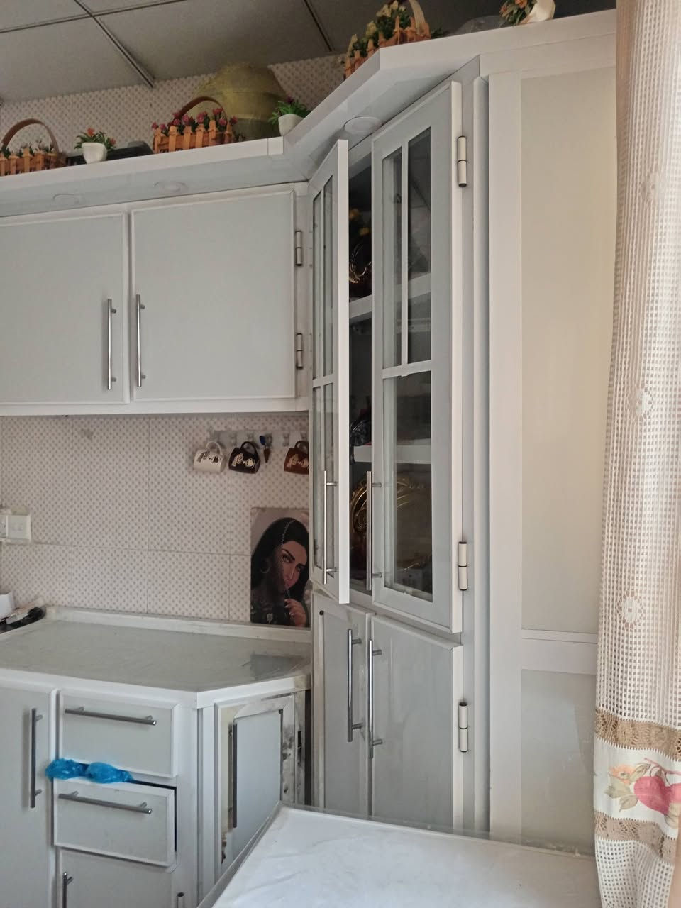 كاونتر نظيف سعر ٦٠٠ الف  وبيه مجال
***********
