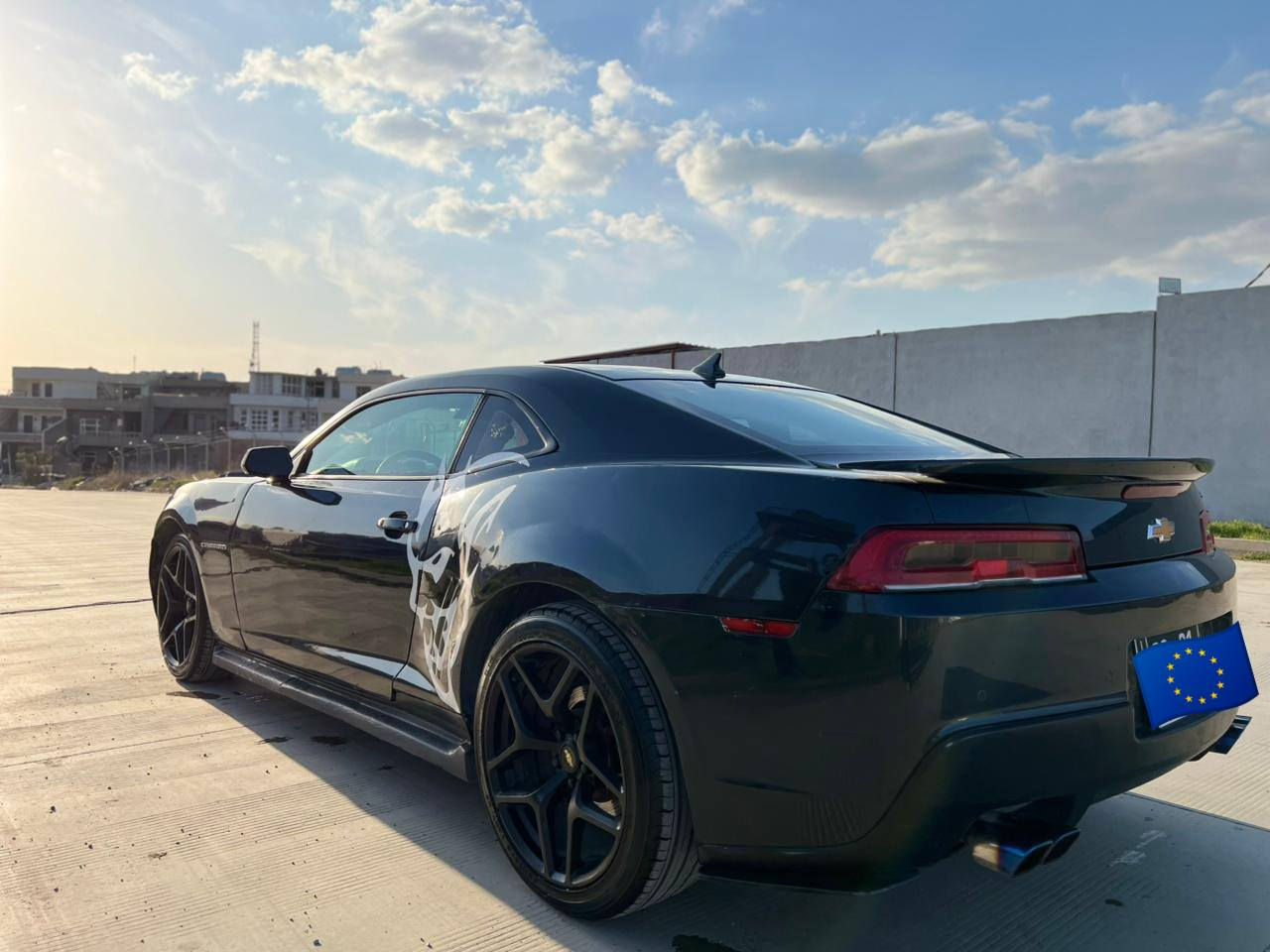 بە ناوی خوا
شیڤرۆلێت کامارۆ
2014
ڕەنگی نیلی
شەش پستۆنی دۆستی گیرفان و موتعە و بێ موشکیلەیی
مەنەفێستە
سەیارەیەکی تا بڵێی جوان و کەشخە و گەنجانەیە
بە شەرتی موس و بڕاوە و هەموو کەفالەتێکی مەدەنی ئەکەم
***********
چوار تایەی لۆکی لە ژێرایە
نرخی 56 گەڵا و مامەڵەیەکی برایانە 
پارەی شاهینەیەکی بڕاوە نیە 
لە سلێمانیم ، 
موشتەری نیت ڕەحمەتت لێ بێ نە سەری خۆ و بێشێنە نە من السليمانية, العراق
