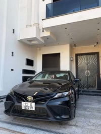كامري SE 2023 إصدار نايت شيد(Nightshade) رقم بغداد بأسمي تحويل ثاني يو...