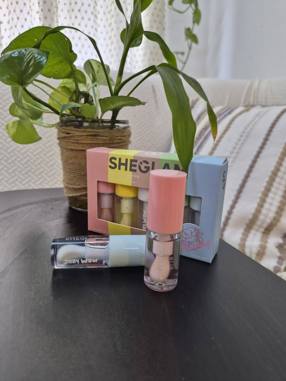 "لمعة شفاه جذابة ومثالية.. 💖✨
​وصلنا ملمع الشفاه (Lip Gloss) من Kathy Cat، القطعة اللي تخلي شفايفكِ تبين ممتلئة، صحية، وبلمعة خيالية تدوم!
تركيبته مو دبقة، خفيفة على الشفاه، وتنطي إطلالة "اللوك الطبيعي" اللي كلنا نحبه.
​✅ ليش راح تعشقيه؟
​لمعة زجاجية: تعطي مظهر ممتلئ وجذاب فوراً.
​ترطيب وتنعيم: تحافظ على شفايفكِ ناعمة ومحمية.
​تنوع الألوان: ألوان هادئة وراقية تناسب كل إطلالاتكِ.
​💰 العرض الاقتصادي من Beauty Girl:
​القطعة الواحدة: بـ 1,500 دينار فقط.
​السيت الكامل (5 قطع): بـ 5,000 دينار فقط! 
​🚗 التوصيل متوفر داخل بسماية.
الكمية محدودة جداً، اختاري ألوانكِ وراسليني على الخاص قبل ما تخلص! 💌"


**إذا كنت صاحب هذا الإعلان وتريد حذفه لأي سبب، رجاءا أرسل رسالة إلى الدعم الفني**