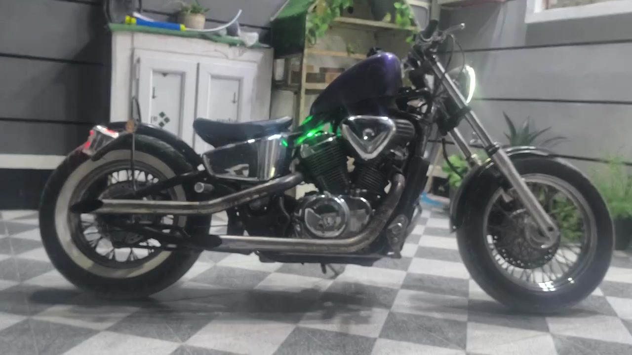 سلام عليكم من رخصة الادمن دراجة Honda steed تعديل بوبر عليها تزويد خير من الله تعمير جديد
1- صدر شادو كامل مع الويل و التاير والبريك والدبلات كلهن مال شادو 
2- تانكي تابوت فايبر كلاس يعني ما يزنجر 
3- تاير خلفي خط ابيض 
4- دبل خلفي جديد 
5- جامرلغ خلفي عمل حديد قوي 
6- كابريتر جديدة 
7- تخم بلكات جديد 
8- شوته كامله جديده 
9- كلجات جديده 
المحرك عليه ادامه كاملة شلعة ومعدل وكير خير من الله 
دراجة بيها نقوصات بسيطه مكاني دياالى جديدة الشط بيها نقوصات جدا بسيطه وما مأثرة عليها جان ابالي مشروع بيها وفلوسي ما كفن ودا ابيع والحمد لله سعرها خاص والشراي بي خير ويدلل وهذا رقمي وبي واتساب 
.***********.

