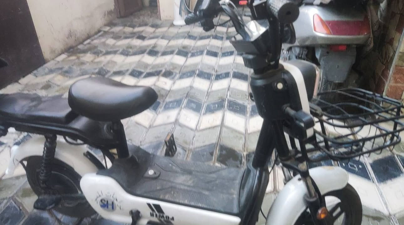 السلام عليكم 
دراجه شحن للبيع  بطاريات الاصليه مع شاحن اصلي بريكات شغالات قفل سرعته 60 .
السعر 260 وبيه مجال بسيط .
العنوان. بغداد حي العدل مقابل محطه لؤلؤه.
للاستفسار.  *********** واتساب فقط .
