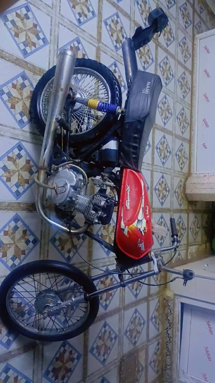 السلام عليكم دراجه نامة للبيع 4 كير محرك مكفول سبانه ماممدوه عليه وحلوه والحلال كدامكم بس اوراق مابيها وسعر 300 وبيها مجال الرقم ***********
