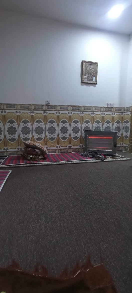 بيت للبيع مساحه 120م بيت جاهز ونضيف جدآ مكانه النجف حي الرحمة شارع الامام السجاد سعر 45 وبي مجال الاستفسار الاتصال على رقم ***********
