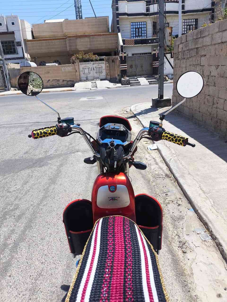 للبيع هارلي الأخوين
موديل 24 
5باتري بطاريات 
يقرن عشره 
نضام سويج +بصمه تشغيل عن بعد 
ماطور نظيف
كهربائيات كلها شغاله 
أي نقص مابيه نضافه فول 
واين متريد افحص 
دبل اشاره/نضام ار رجوع للخلف 
4سرع+مثبت سرعه
دبل اشاره /يمين يسار 
سعر 450وبي مجال
***********
+9647827587898
