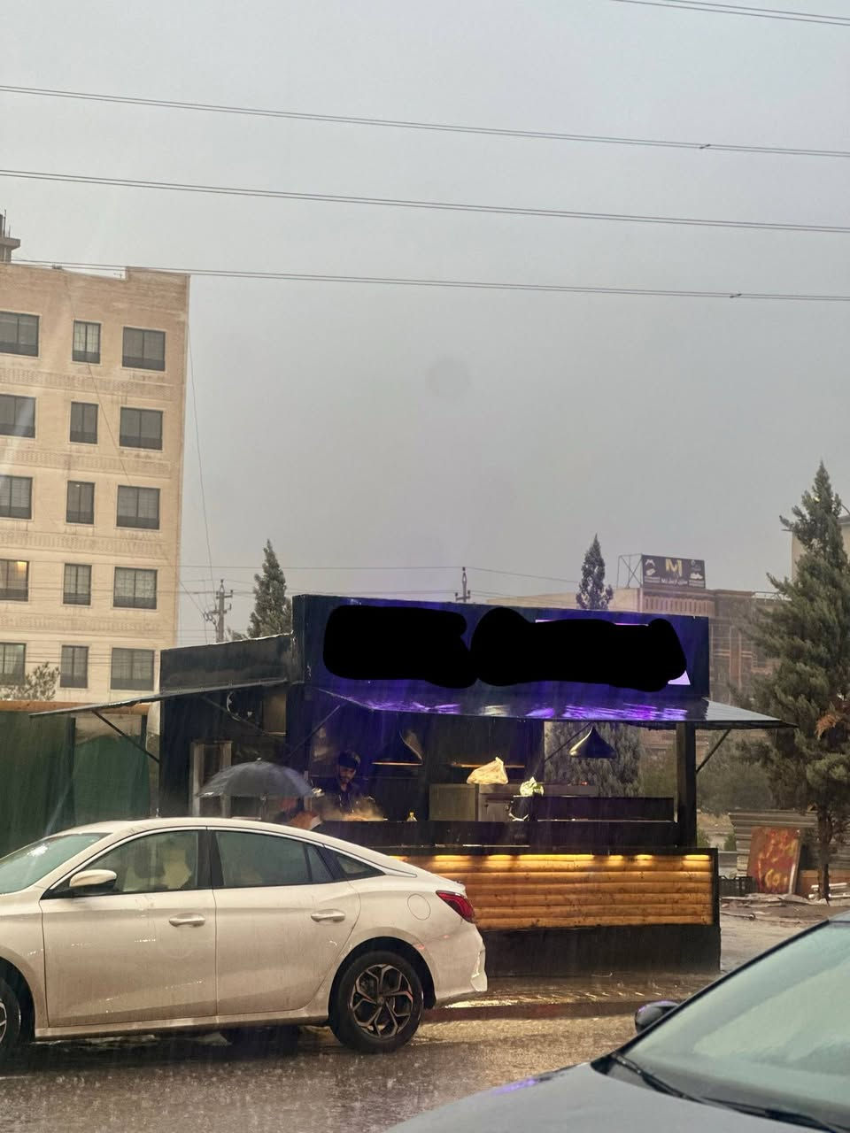 کەرەڤانەیەکی جوان و گەورە و مۆدێرن لەگەڵ کەپرێکی گەورە و جوان ڕازێنراوەتەوە بە پەموو و لایت بۆ دانیشتنی موشتەری.

قیاس کەرەڤانە:
٤م درێژی
٢،٥م پانی
٣،٥ بەرزی

قیاسی کەپر:
٦م درێژی
٣م پانی
٢م و زیاتر بەرزی

ژمارەی مۆبایل ***********
