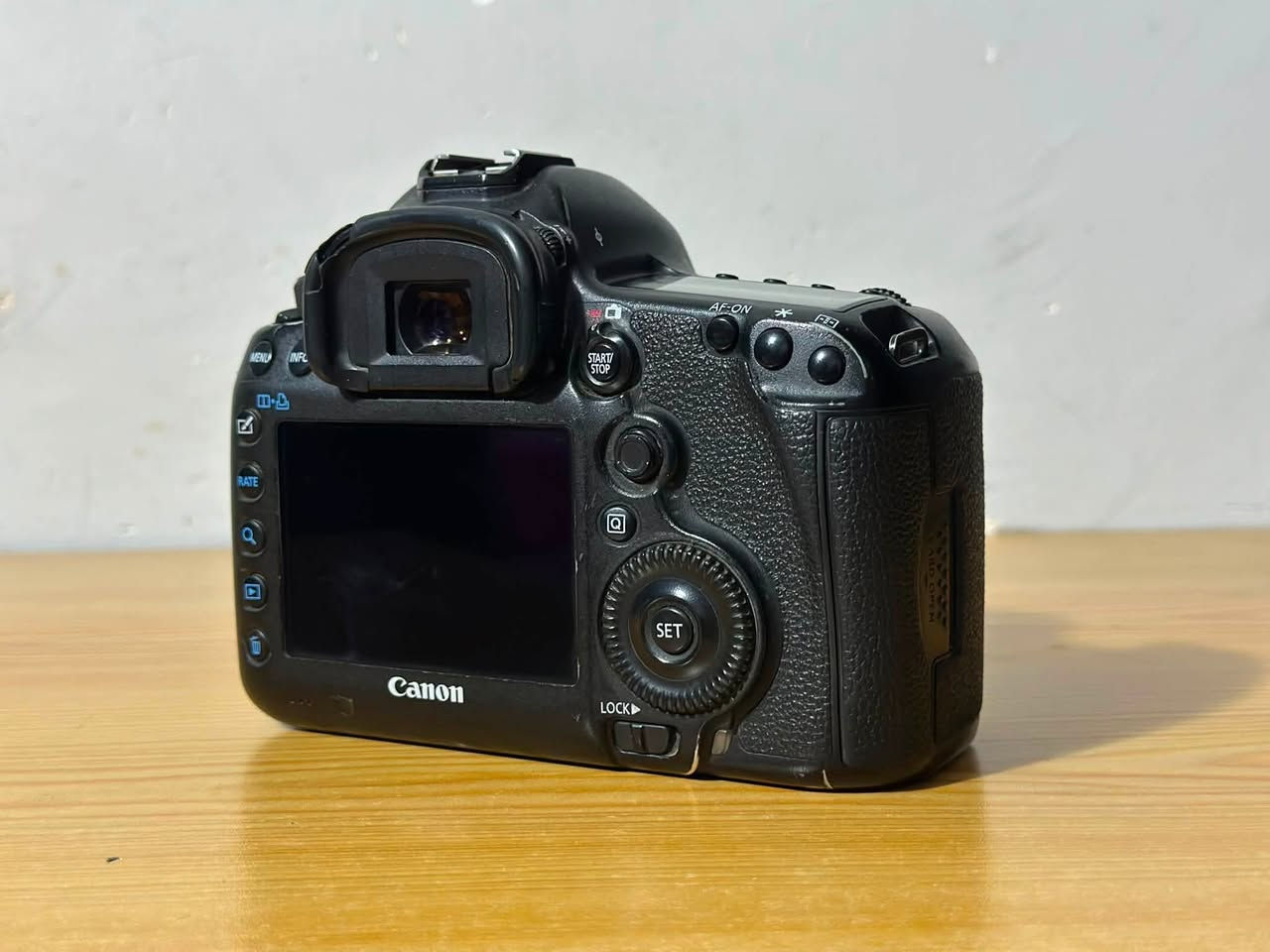للبيع
كاميرا كانون ( 5d mark iii )
مارك 3 للبيع بدي فقط بدون عدسة نظافتها 80‎%‎ وياها حزام وشاحنة وبطارية وگرب.
 اني استخدمتها بتصوير الفيديو اكثر شيء 
إذا احد يحتاجها يتواصل وياي بسعر جيد 
***********
