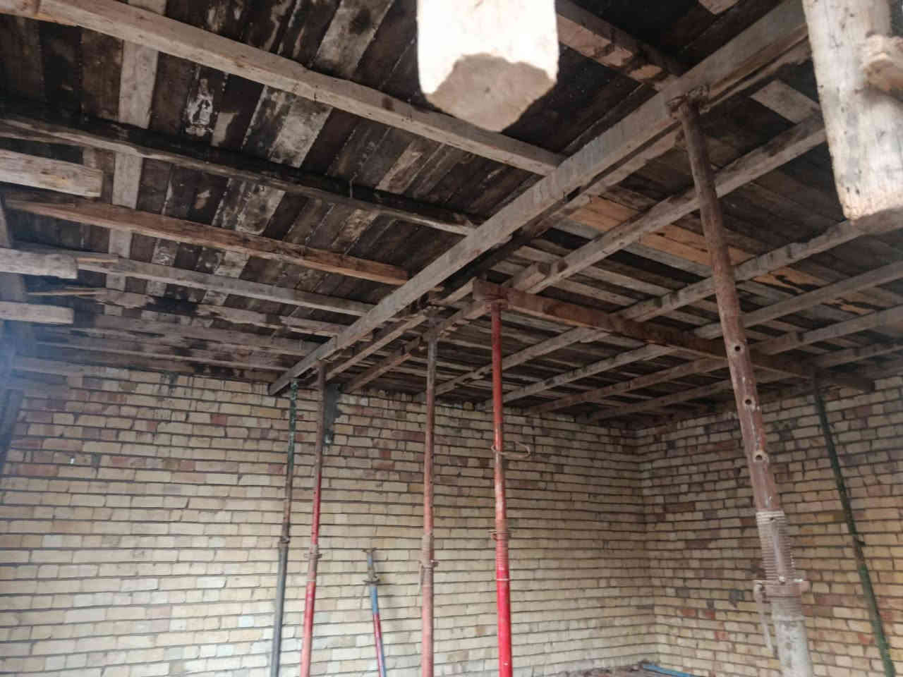 السلام عليكم خشب للبيع  250متر داكة السعر 4ملايين ونص  مكاني بغداد مدينة حي طارق رقم هاتف ***********
