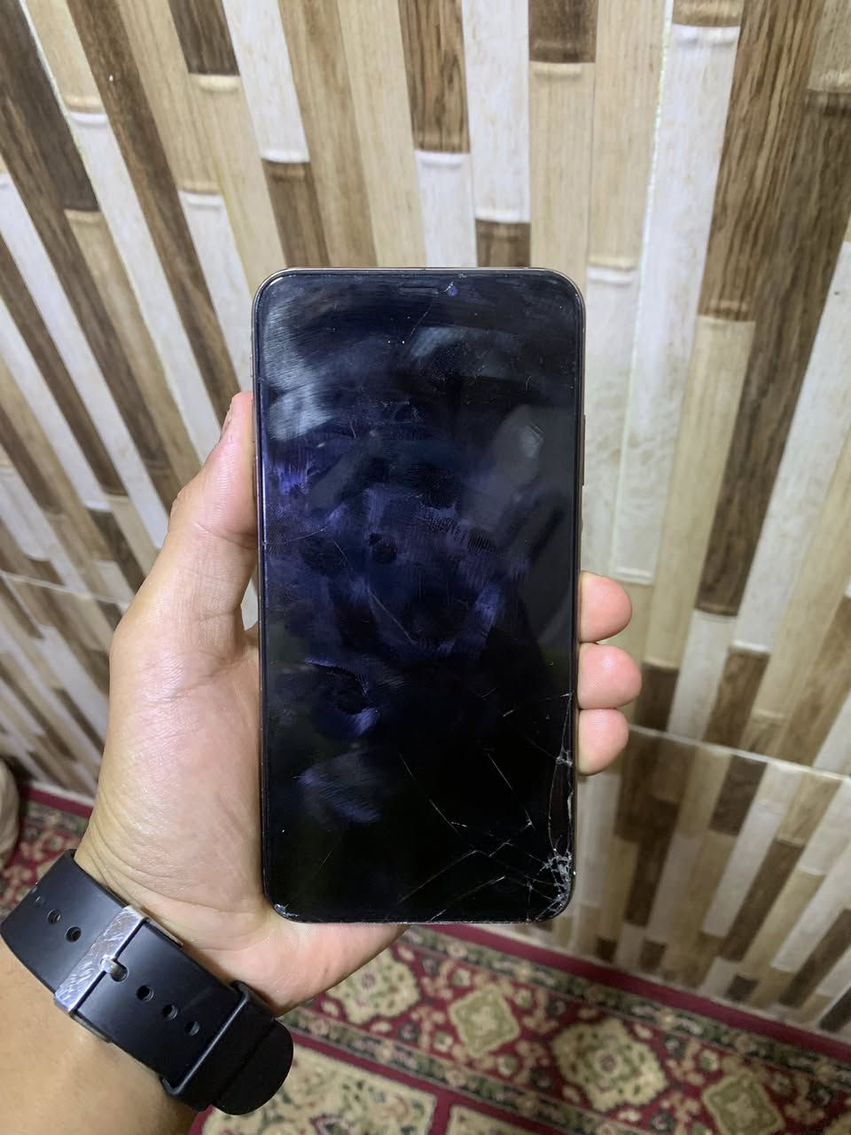 سلام عليكم ايفون اكس ماكس ذاكره 256 بطاريه 100 فيس إيدي شغال الجهاز كلش نضيف فقط وكع مني وصار فطر بل كلاس سعره 20الف يتبدل شاشه بلاديه سيم كارت كامرات فول سماعات كله بلاد مكاني قادسيه الثانيه *********** بدون لواته
