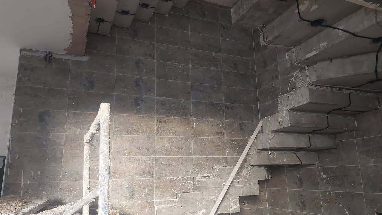 السلام عليكم 
خلفه تطبيك كافه انواع الارضيات مرمر كاشي سيراميك بورسلين 
تطبيك الجدران وكافه انواع الادروجه يتوفر لدينا كافه ادوات العمل 
مكاني بغداد للاستفسار والاتصال ***********
