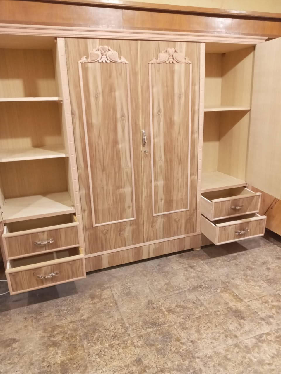 كنتور 4باب زان شغل توصي ماتجاري 4مجرات العنوان حي الحدباء خلف مرطبات البحرين ت***********
